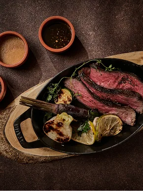 鉄鍋で提供する炭火焼きステーキとスパイス