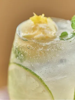 柑橘を使った爽やかなソーダカクテル