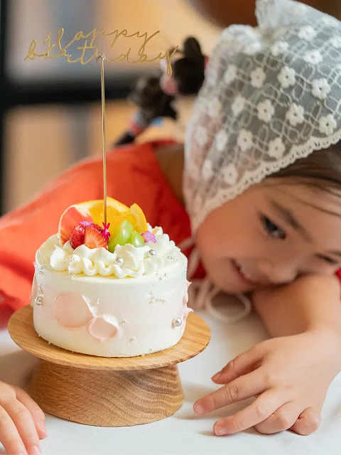 バースデーケーキを見つめる女の子