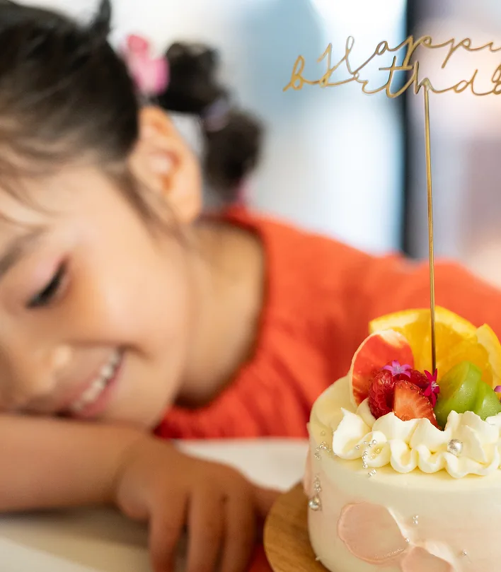 バースデーケーキを前に笑顔を見せる女の子