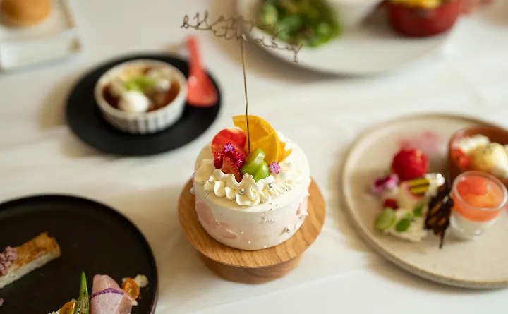 バースデーケーキとデザートの盛り合わせ